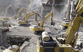 Eine kleine Armee von Komatsu Hydraulikbaggern war beim Abbruch zweier Messehallen in Basel im Einsatz.